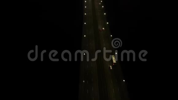 夜晚在桥上欣赏迷人的空中景色有许多交通和明亮的灯光视频的预览图