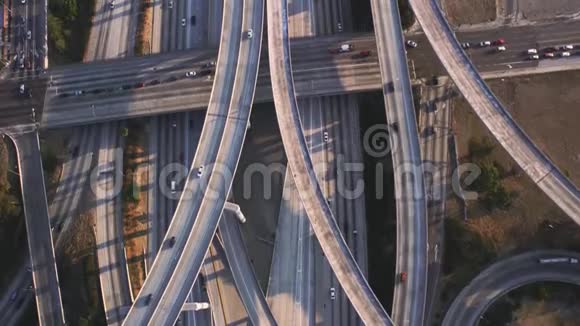 多辆车繁忙的高速公路与交通水泥连接桥梁令人惊叹的顶级空中无人机全景天桥视频的预览图