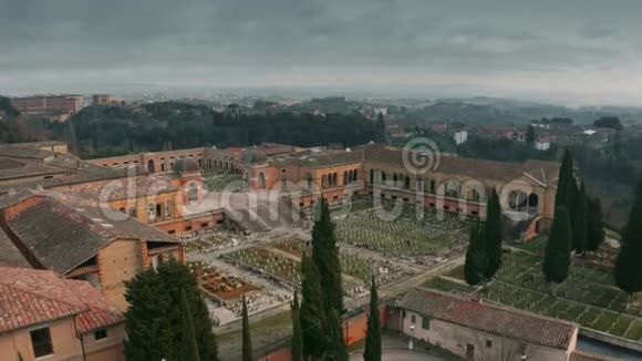 意大利锡耶纳老墓地的鸟瞰图视频的预览图