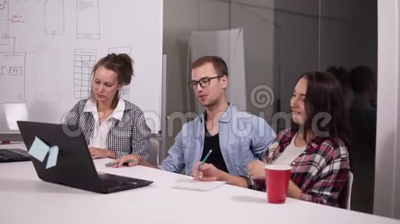 做出伟大的决定戴眼镜的年轻人用铅笔做手势和同事讨论一些事情视频的预览图