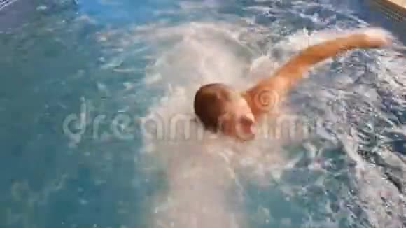 成年男子在游泳池里快速游泳视频的预览图