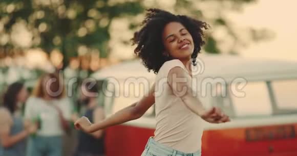 非洲小伙子卷发特写在野餐时玩在镜头前跳跃玩得开心4公里视频的预览图
