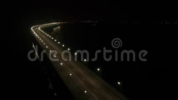 美丽的灯光和移动的交通令人惊叹的长桥空中拍摄4k视频的预览图