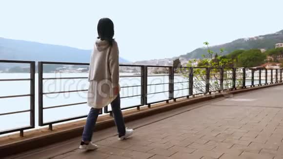 无法辨认的女孩在地中海小镇散步视频的预览图