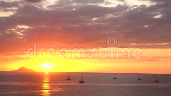 美丽的日出在私人游艇海上日落圣托里尼视频的预览图