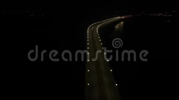 令人惊叹的空中拍摄一座巨大的桥上有明亮的灯光和交通在移动4K视频的预览图