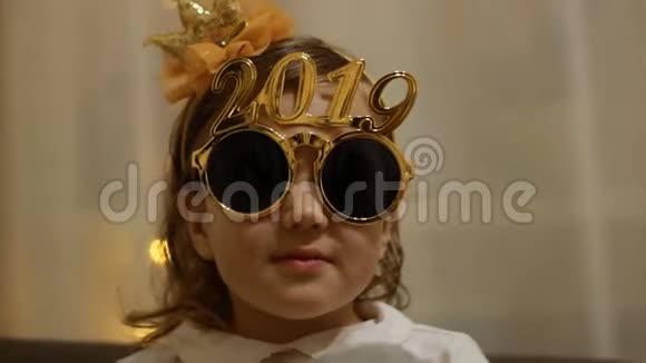 戴太阳镜的女孩子在新年里微笑着数字是2019年圣诞节视频的预览图