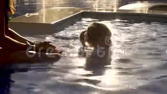 女人和女孩在游泳池里玩耍视频的预览图