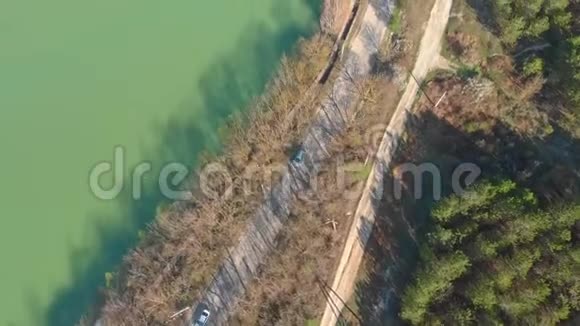 摄像机在道路上的跨度和夏季游艇的码头阿布拉乌湖视频的预览图