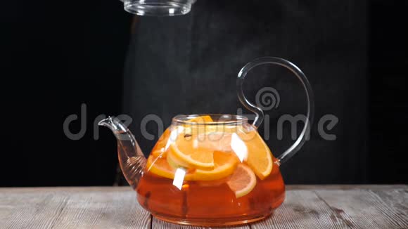 做水果茶调酒师双手将茶盖放在茶罐上茶罐里有各种水果和热水视频的预览图
