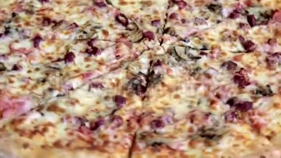 新鲜烘焙和切片传统意大利披萨旋转背景关闭视频的预览图
