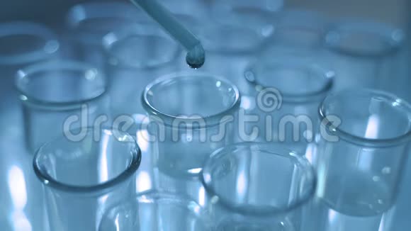 将化学液体滴到试管中进行实验室测试科学实验室研究视频的预览图