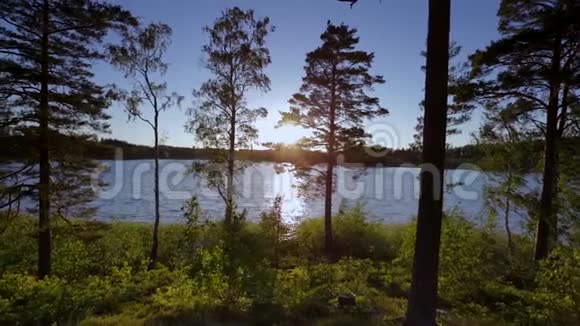 夏日在湖上欣赏日落美景湖和天空汇聚在地平线上视频的预览图