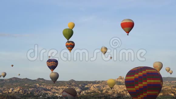 很多热气球飞过土耳其戈尔梅的山谷世界各地的游客来到卡帕多西亚视频的预览图