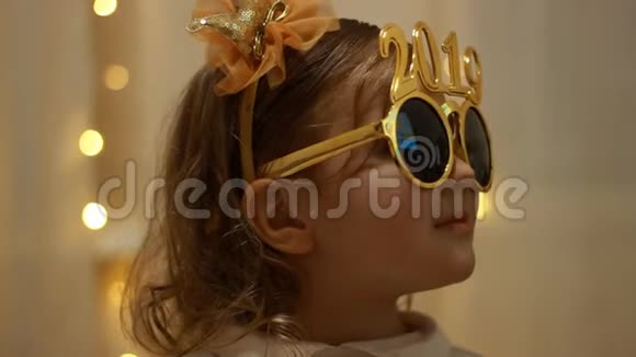 戴太阳镜的女孩子在新年里微笑着数字是2019年圣诞节视频的预览图