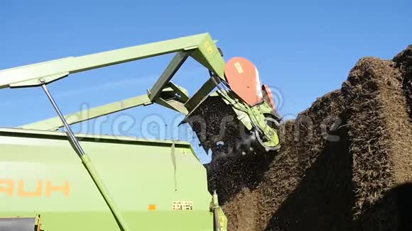 拖拉机在农场里割干草视频的预览图