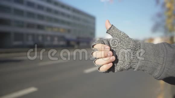 男人竖起大拇指挥动手抓车搭便车和旅行视频的预览图