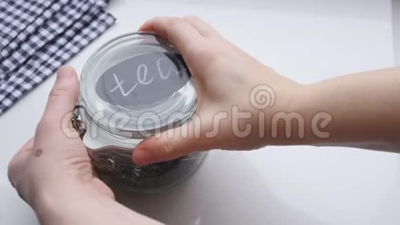 女人从罐子里拿出一部分茶视频的预览图