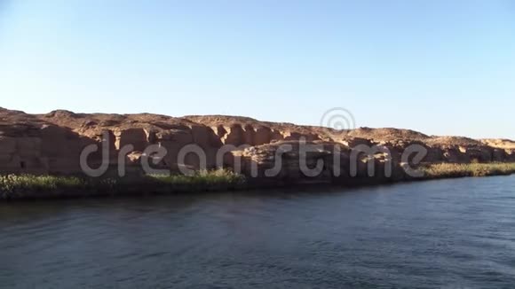 尼罗河畔有着如画的岩石视频的预览图
