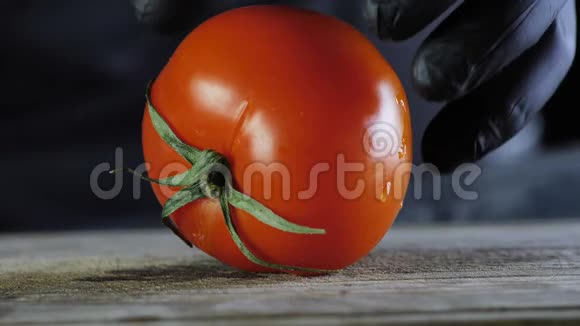 红辣椒番茄特写厨师戴黑手套片番茄圈视频的预览图