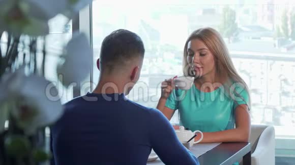 迷人的女人和她的男朋友聊天一起在咖啡馆吃早餐视频的预览图