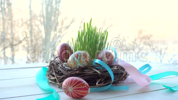 巢与一组复活节彩蛋视频的预览图