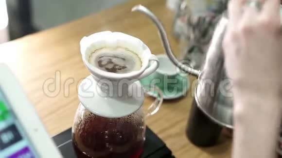 加入热水倒入烤咖啡过滤视频的预览图