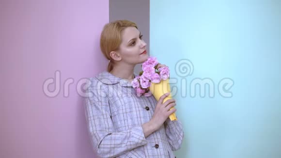 幸福的女人梦想着真正的爱手里拿着一束花带着玫瑰花束的女孩视频的预览图