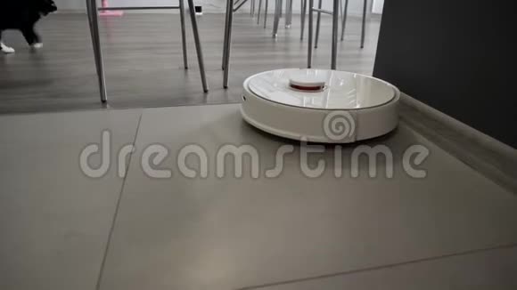 现代机器人吸尘器清洁厨房地板视频的预览图