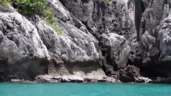 在热带海洋美丽的带状石灰岩岩群岛间航行视频的预览图