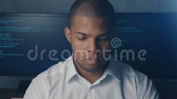 美国黑人男程序员穿着白衬衫在安全数据中心工作的画面视频的预览图