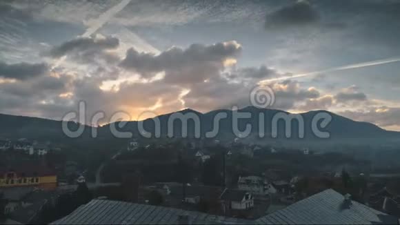 黑暗中迎着朝阳的美丽山村视频的预览图
