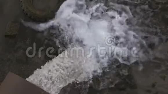 废水从一条大管道流入水库视频的预览图