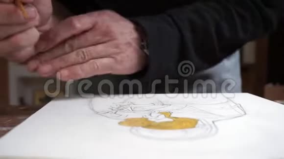 艺术家在一张小小的画布上画了一支精美的画笔视频的预览图