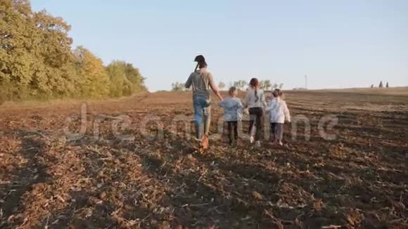 农夫和他的四个孩子一起去农场干活视频的预览图