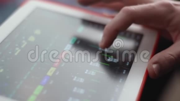 在平板电脑上配有混合控制台的人在事件音乐技术人员和设备概念上检查声音视频的预览图
