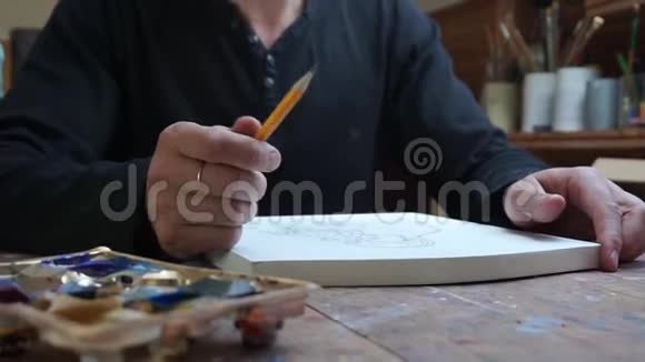 人拿着铅笔准备画画视频的预览图