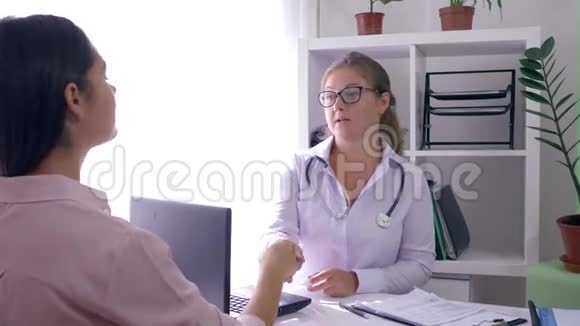 女性健康沮丧的病人与医务处的顾问医生交谈视频的预览图
