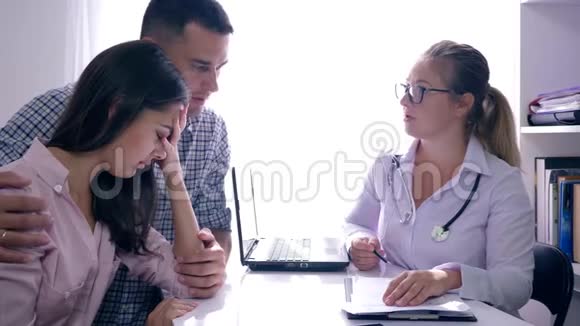 妇女健康女医生在医疗机构咨询患不育症的家庭夫妇视频的预览图