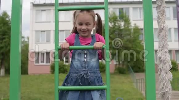 有趣的5岁女孩在梯子上视频的预览图