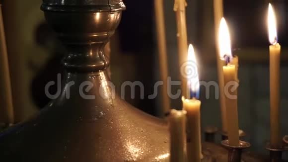 教堂里烧蜡烛人们放蜡烛视频的预览图