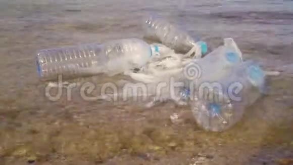 污染冬季风暴后海滩上的垃圾塑料和废物视频的预览图