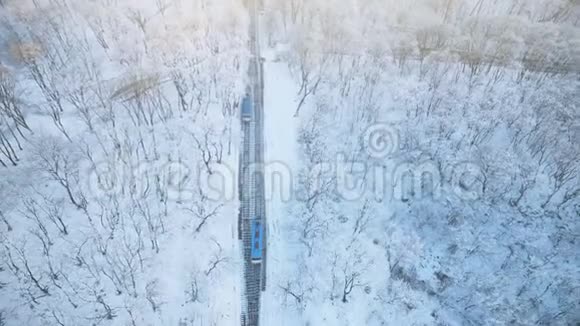 冬季小索道货车沿跑道行驶视频的预览图