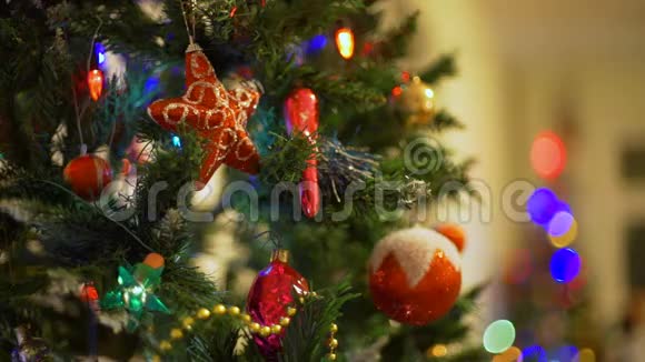 圣诞树装饰和反思视频的预览图
