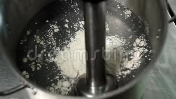 洗发水的生产在沸水中混合化学粉末视频的预览图