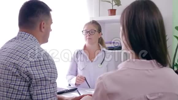 医生的任命女医生说一个坏消息一个女人健康的已婚夫妇在医疗办公室在一个医疗办公室视频的预览图