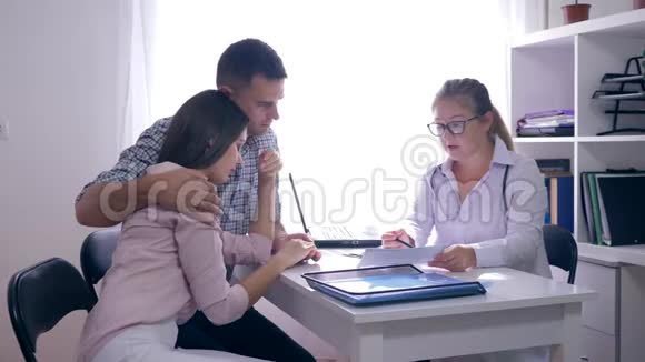 妇女健康妇科医生在医院的白人医疗办公室里和一对年轻沮丧的夫妇谈论不孕症视频的预览图