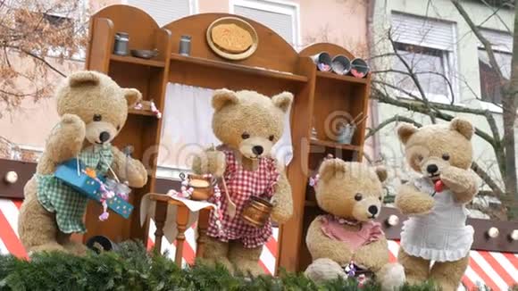 从一个儿童童话故事三只熊在儿童圣诞市场的一个小亭的屋顶上移动娃娃场景视频的预览图