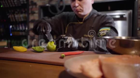 厨师用锋利的刀切在木板上用大盘子准备沙拉视频的预览图