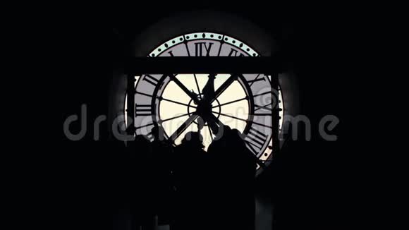 巴黎奥赛大钟博物馆旁的人群剪影视频的预览图